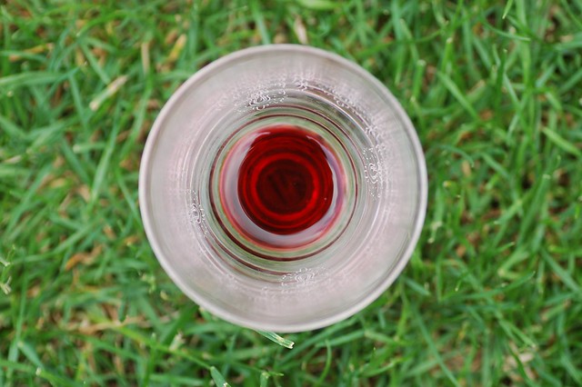 wijnglas in het gras