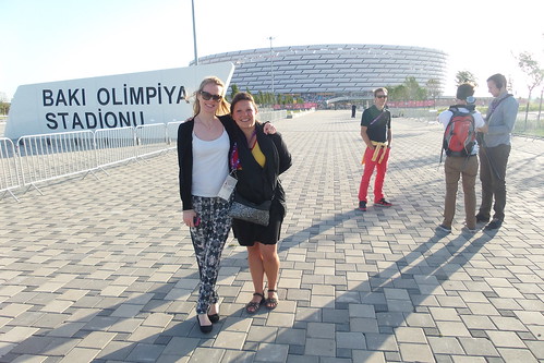 11. Louise en Heidi bij Baku stadium