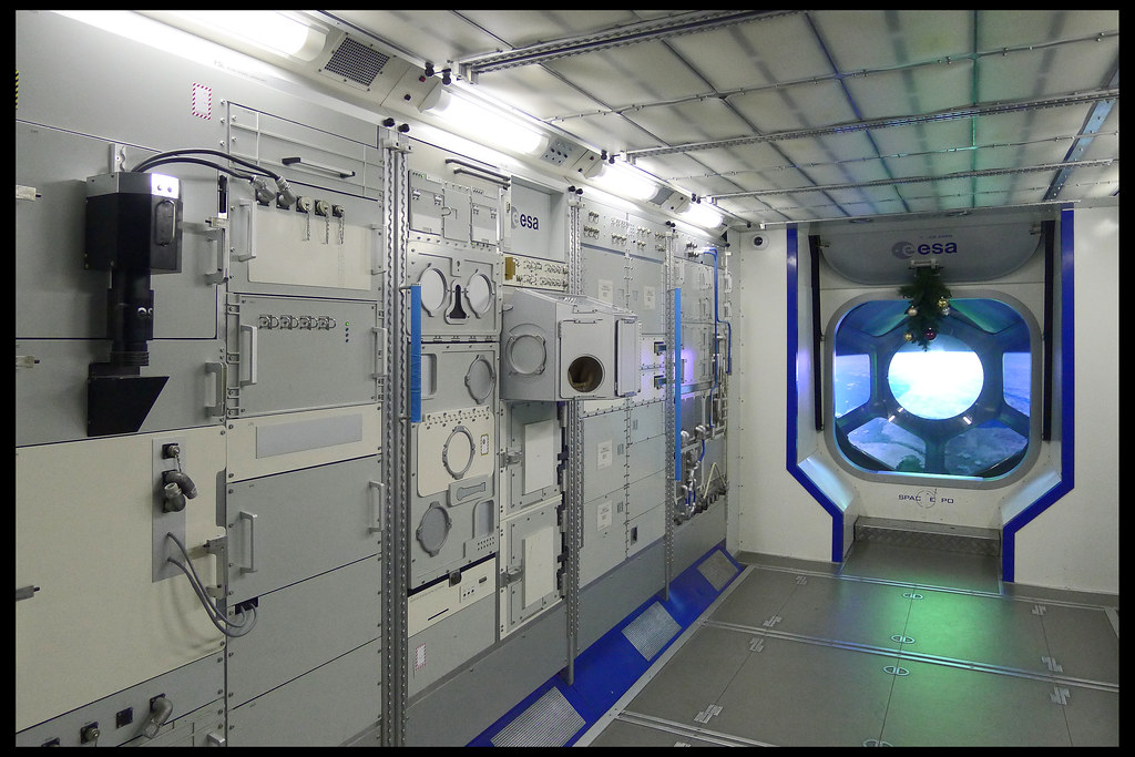 iss columbus module interieur replica 01 (space expo noord… | Flickr