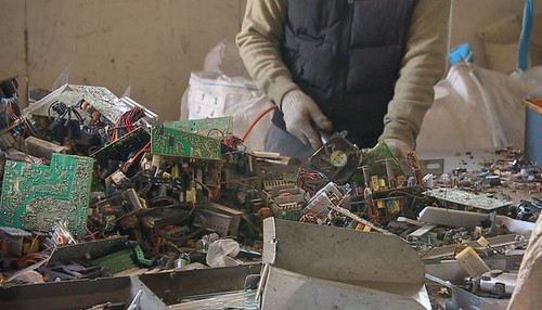 業者從廢五金中提煉出貴重金屬。照片來源：公共電視我們的島。