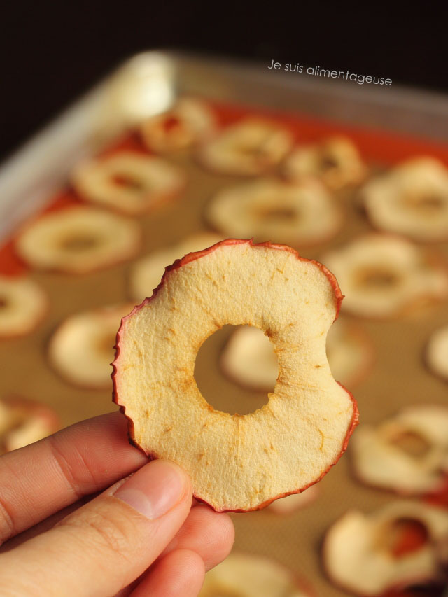 Want a candy-like snack that's totally healthy? Try these baked apple chips. Super easy to make! | Je suis alimentageuse | #sponsored #vegan #glutenfree #apples #healthy