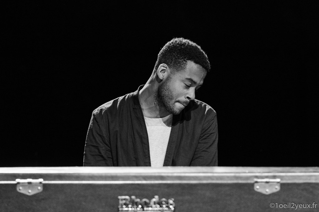 Kris Bowers - B&W | Kris Bowers playing the piano for José J… | Flickr