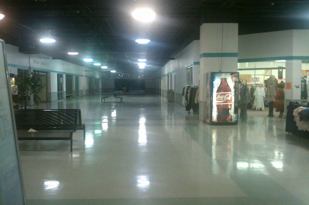 U.S. Factory Outlets, dead corridor | Malls don&#39;t get much d… | Flickr