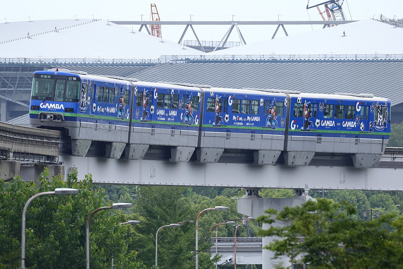 Osaka Monorail wearing GAMBA Osaka wrapping (1)
