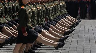 Casamassima- Soldatesse-in-marcia-con-passo-dell-oca-durante-la-parata-militare-in-piazza-Kim-Il-Sung_emb4