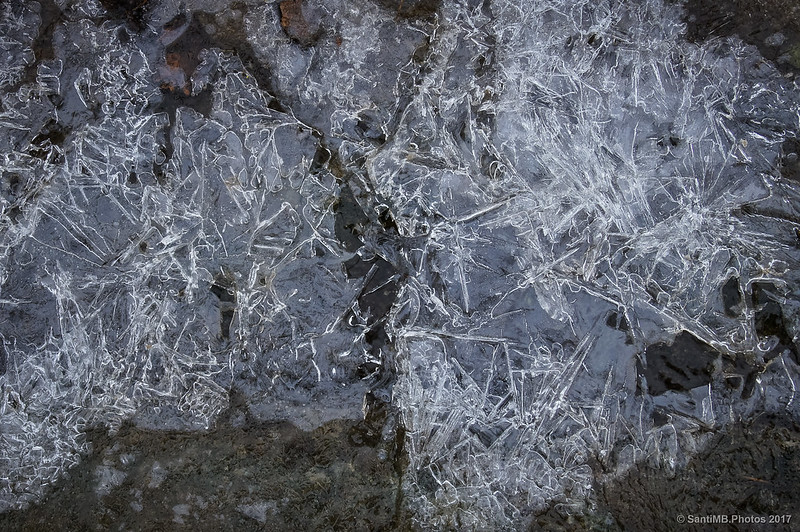 Agua fluyendo por debajo del hielo