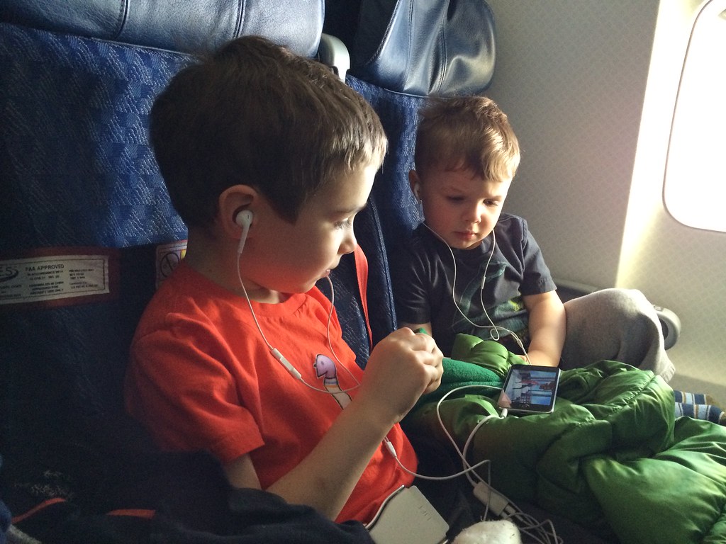 Deux enfants en avion.