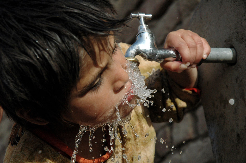 NSP國家團結計畫，兒童從水龍頭下喝水。（圖：世界銀行 World Bank Photo Collection）