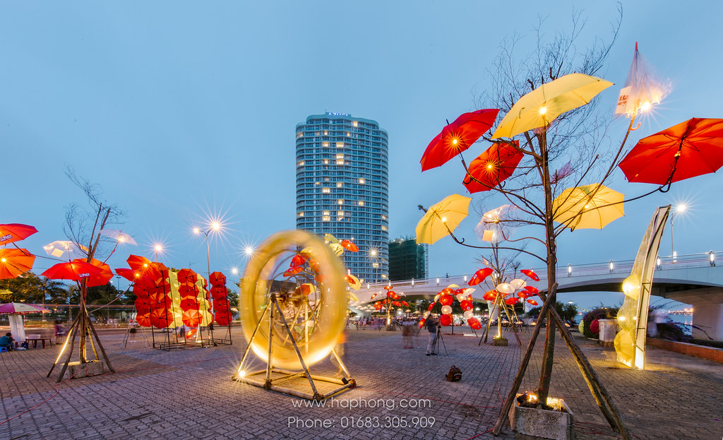 Art performance: umbrella arrangement with theme: “March Sunshine” by Danang Center of Events and Festivals