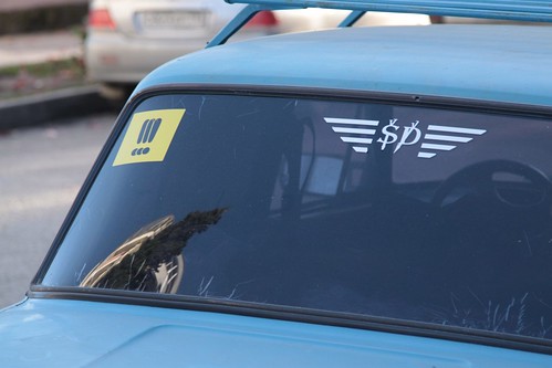 Exclamation sticker on the windscreen of a Russian car