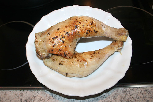 26 - Hähnchenschenkel aus Pfanne entnehmen / Take chicken legs from pan