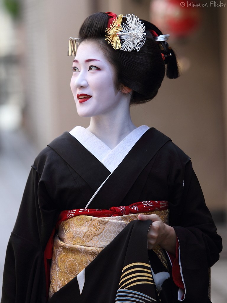 Maiko Koyoshi 小芳  Kyoto, Japan. The maiko (apprentice 