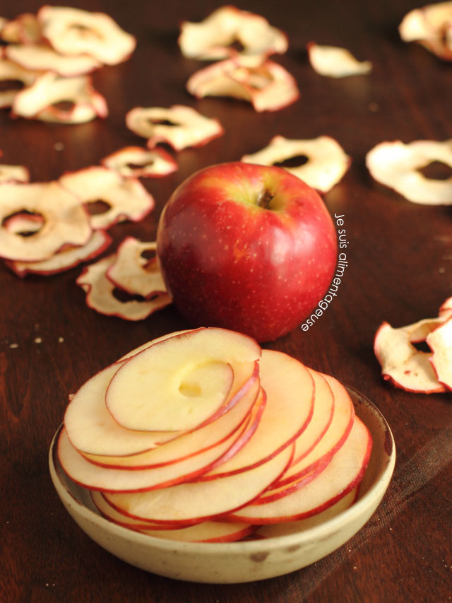 Want a candy-like snack that's totally healthy? Try these baked apple chips. Super easy to make! | Je suis alimentageuse | #sponsored #vegan #glutenfree #apples #healthy