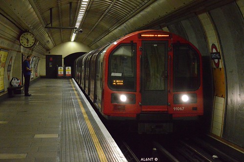 Central Line 1992 stock 91067 at Gants Hill.