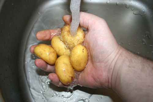 31 - Kartoffeln waschen / Wash potatoes