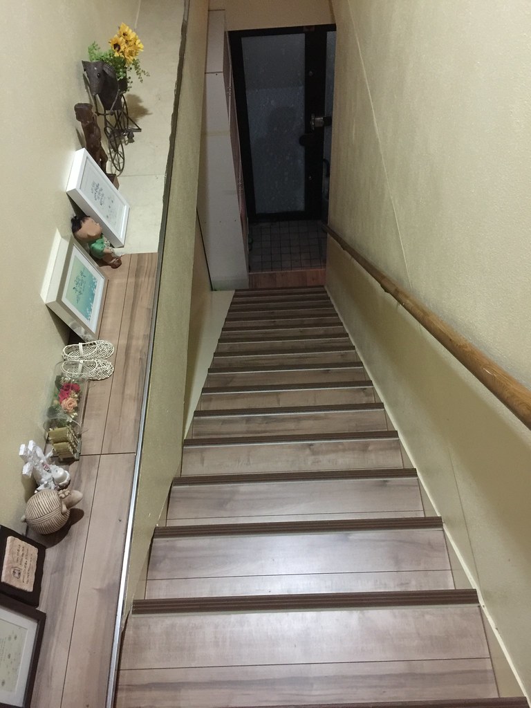  Yume さん 的家門口一進來的超長樓梯