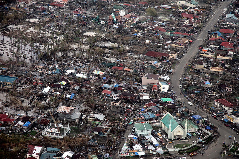 2013年海燕颱風侵襲菲律賓時，造成滿目瘡痍的景象。攝影：Russell Watkins。