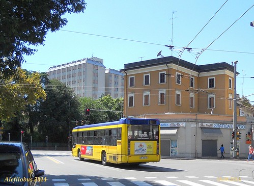 autobus Busotto n°83 all'incrocio via Emilia Ovest - linea 1