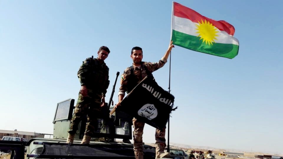 Kurdish forces take down an ISIS flag, Image: Flickr