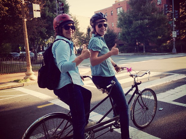 It's @NellePierson and her awesome mom on a tandem #bikedc