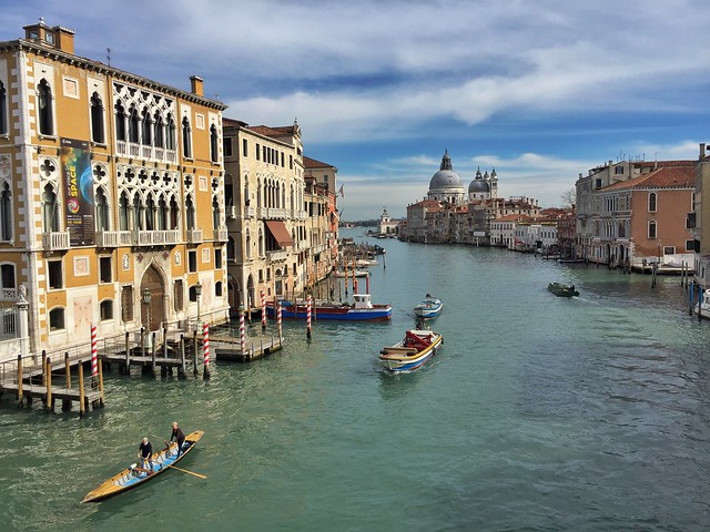 Vistas de Venecia desde el puente de la Academia, que parte de uno de los museos principales de la ciudad