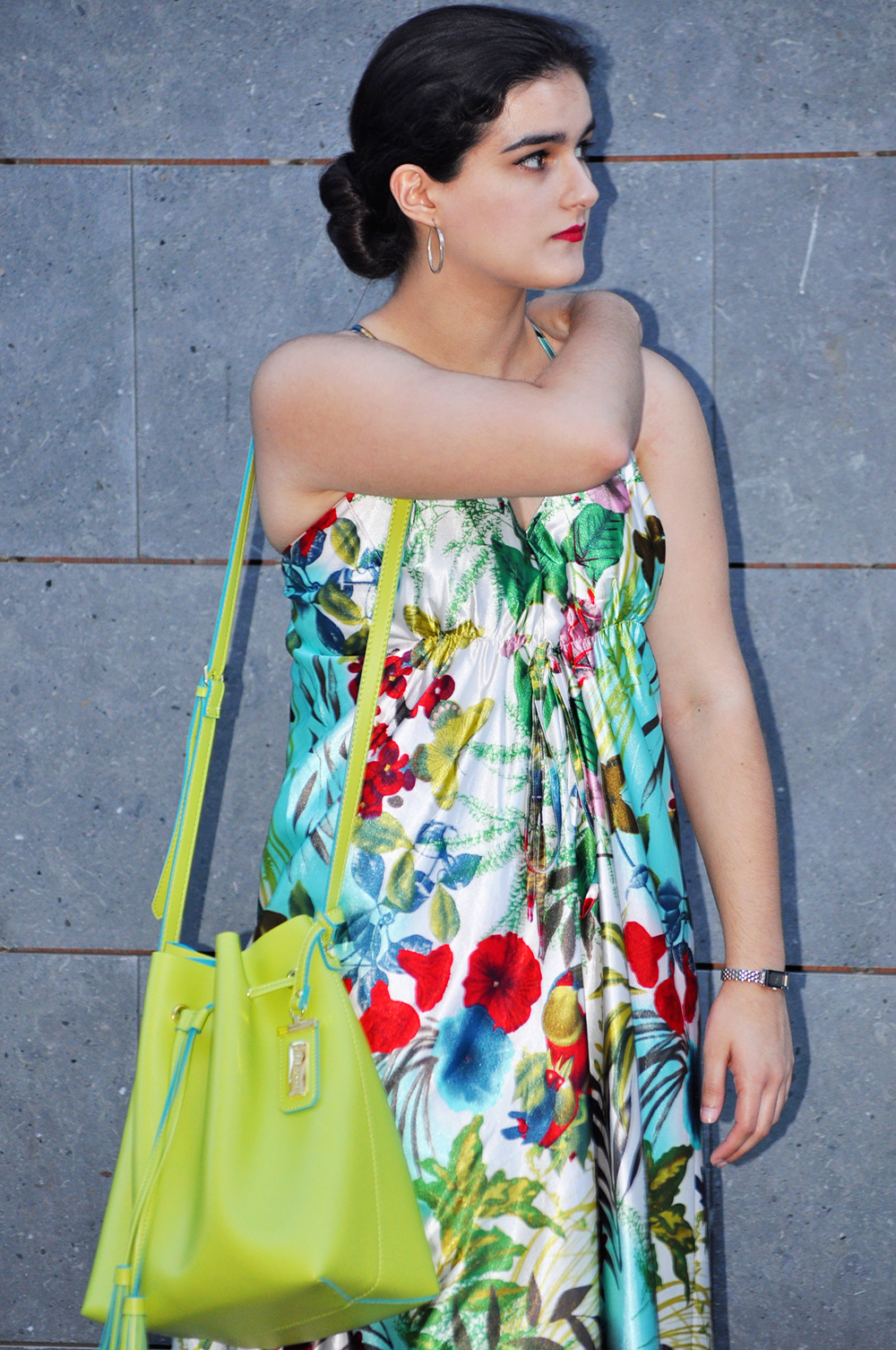 valencia fashion blogger, something fashion moda style streetstyle, floral flower dress how to wear, stonefly steve madden bag, spanish typical outfit flamenco low bun hairstyle