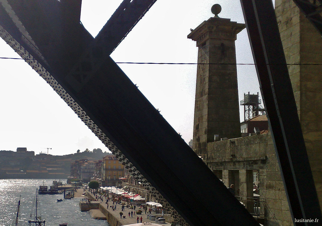 Pylône de l'ancien pont suspendu