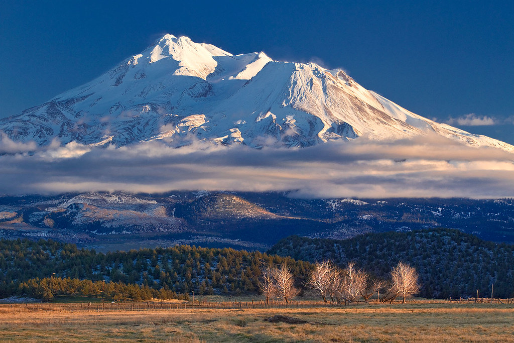 Mount shared. Гора Шаста (Калифорния, США). Вулкан Шаста. Гора Шаста в Орегоне. Гора Шаста Северная Америка.