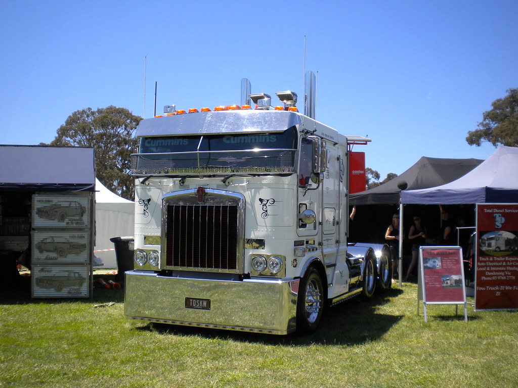 TDS Haulage K104 This blinged up Kenworth K104 is owned by… Flickr