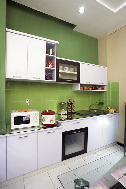  dapur dengan desain minimalis yang didominasi warna hijau 