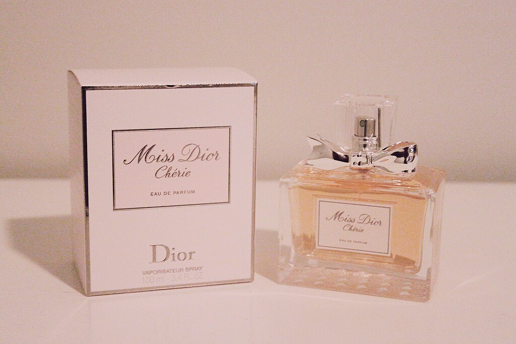 Диор яблоко купить. Dior Miss Dior Cherie 100ml EDP. Miss Dior Cherie Parfum. Miss Dior Cherie 2005. Miss Dior Cherie EDP 2005.