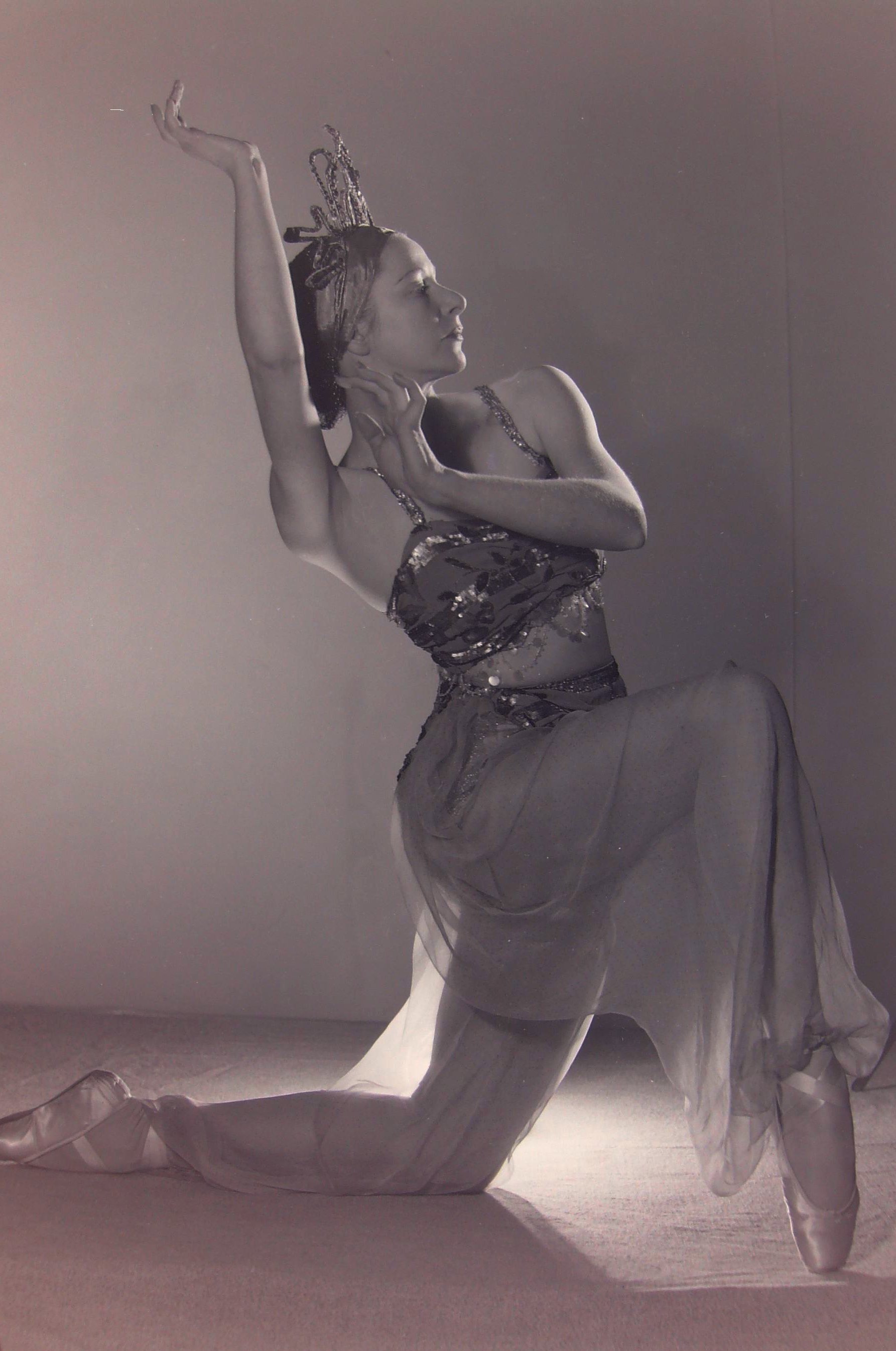 Alison Lee, stage name Helene Lineva and star of the Original Ballet Russe, 1939-1940, posing in the studio, Sydney / photographer Max Dupain