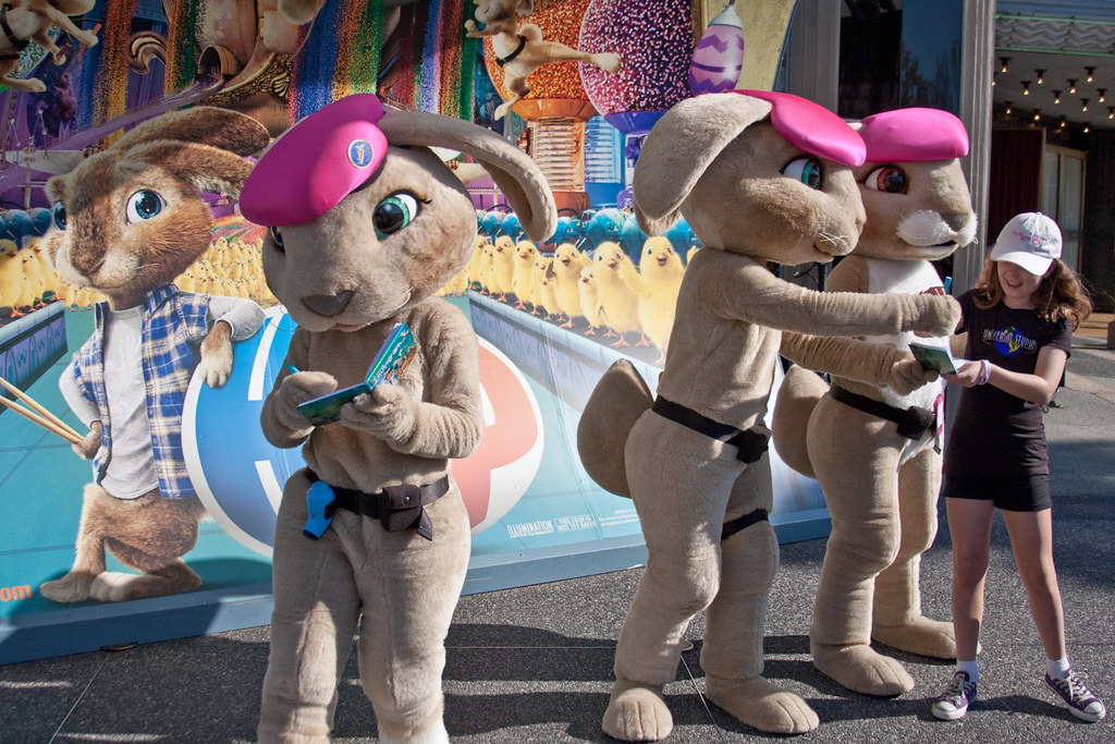 Hop | The Pink Berets Pose And Sign Autographs For Guests At… | Flickr