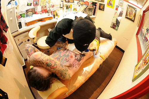 oliver sykes getting tattooed | oliver sykes getting tattooe… | Flickr