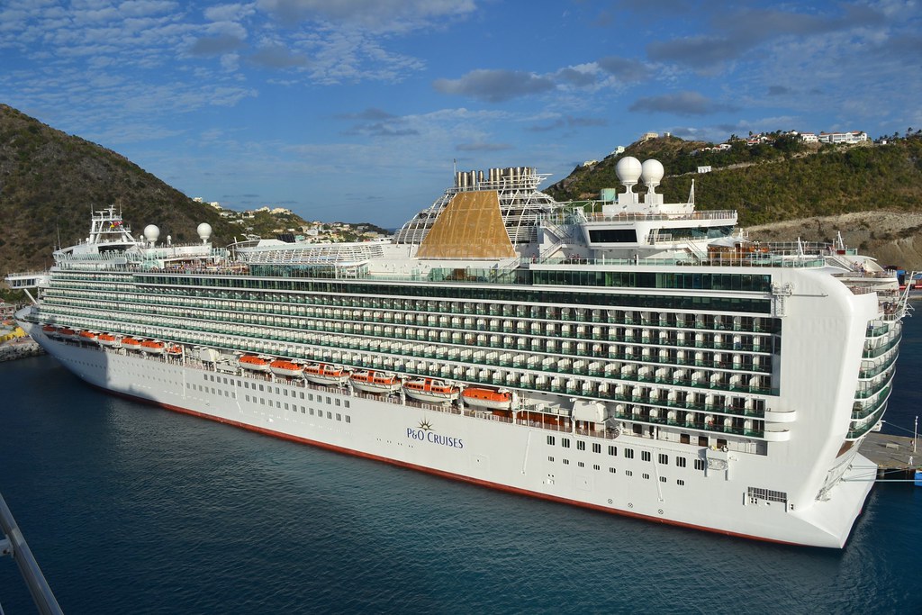 p&o cruises azura ship