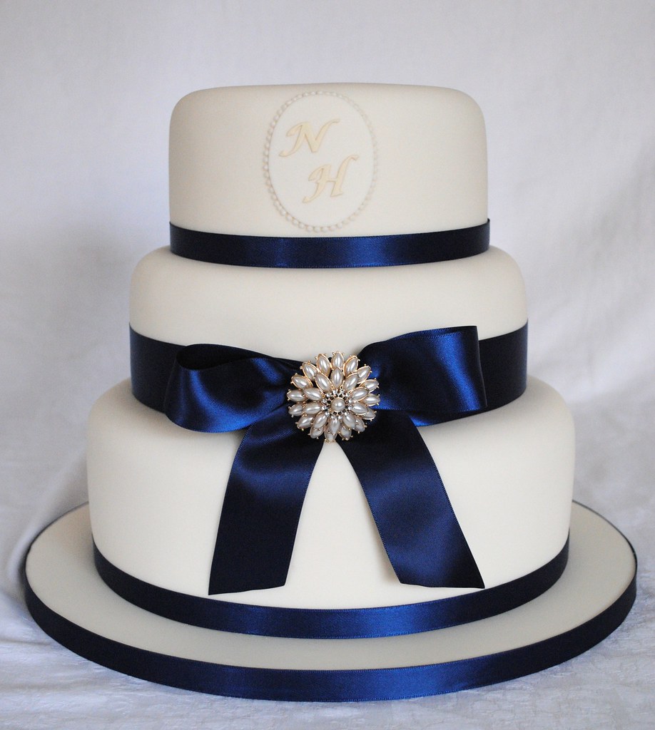 Ivory and Navy Wedding Cake | A 3 tiered wedding cake. Ivory… | Flickr