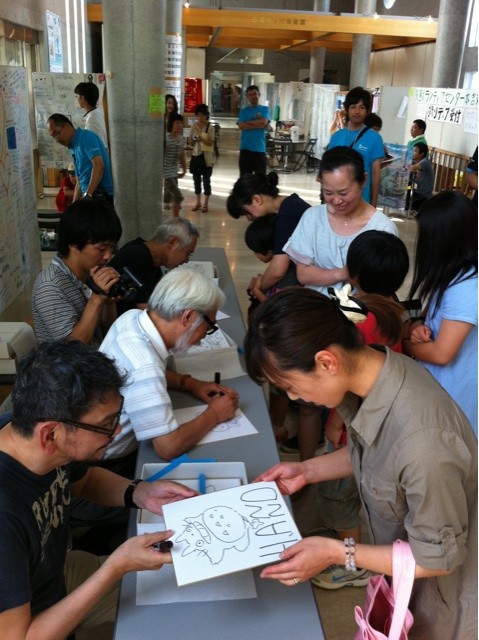 110704(2) - 兩大動畫監督「宮崎駿、庵野秀明」一同巡迴311日本震災地區、舉行簽名會！