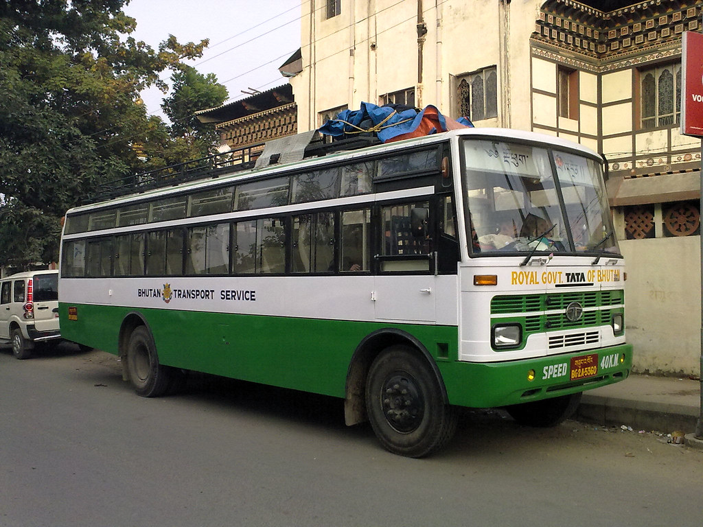 Phương tiện đi lại ở Bhutan khá hạn chế. Những chiếc bus như thế này thường được đạt hết chỗ từ trước. 