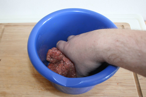 25 - Hackfleisch mit der Hand kneten / Knead ground meat with hand