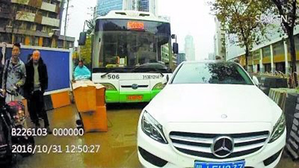 Hubei and a woman driver parking shopping around caused severe congestion, 5th by administrative detention