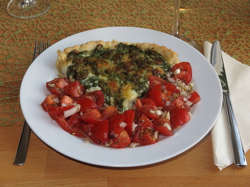 Spinat-Gorgonzola-Tarte mit Tomatensalat