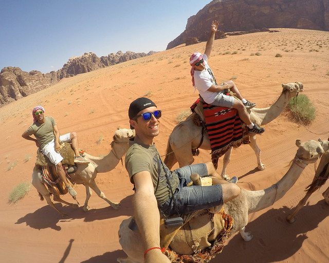 En camello por el desierto de Wadi Rum