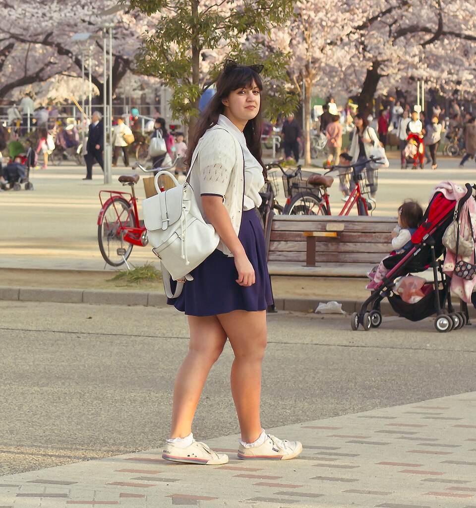 uniform tapeparade travel blog outfit blue navy skirt urban outfitters vintage white sailor collar blouse white backpack accessorizeade travel blog outfit blue navy skirt urban outfitters vintage white sailor collar blouse white backpack accessorize