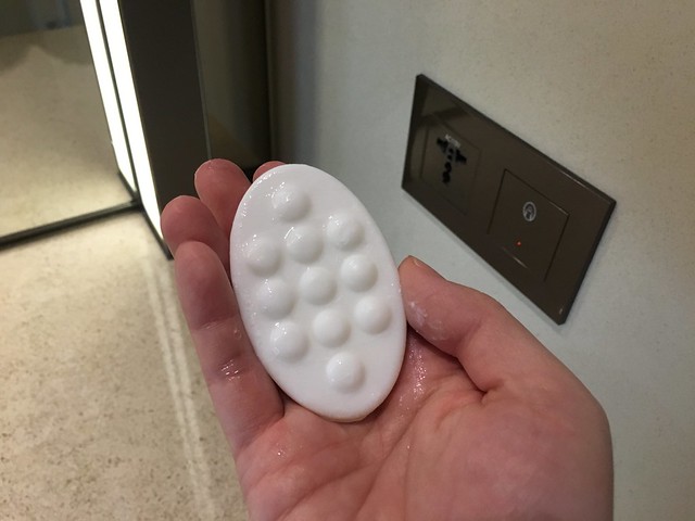 肥皂背面有浮凸的顆粒，減少肥皂待在皂盤裡浸在水裡的面積@台中日月千禧酒店