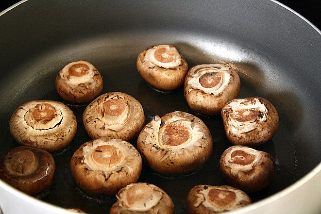 Roasted Garlic Thyme Mushrooms