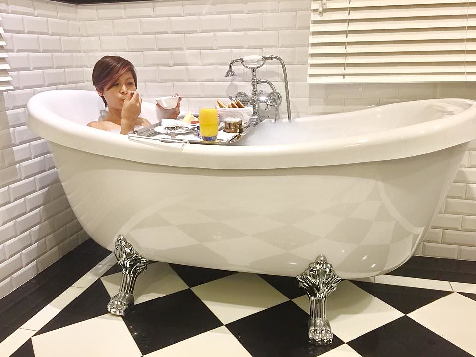 bathtub - majestic hotel kl - rebecca saw