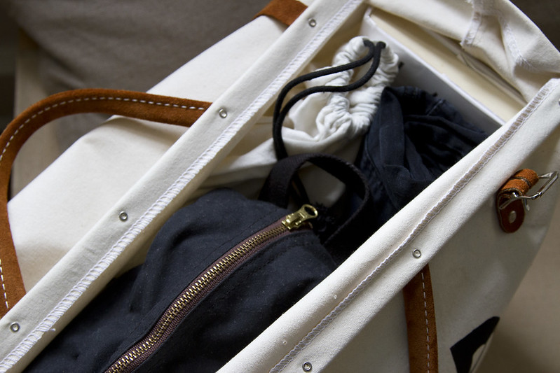 stowaway: packing a minimalist weekend bag | reading my tea leaves