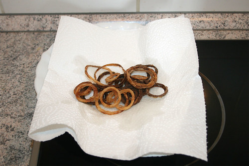 37 - Zwiebelringe auf Küchenpapier abtropfen lassen / Drain onion rings on kitchen paper
