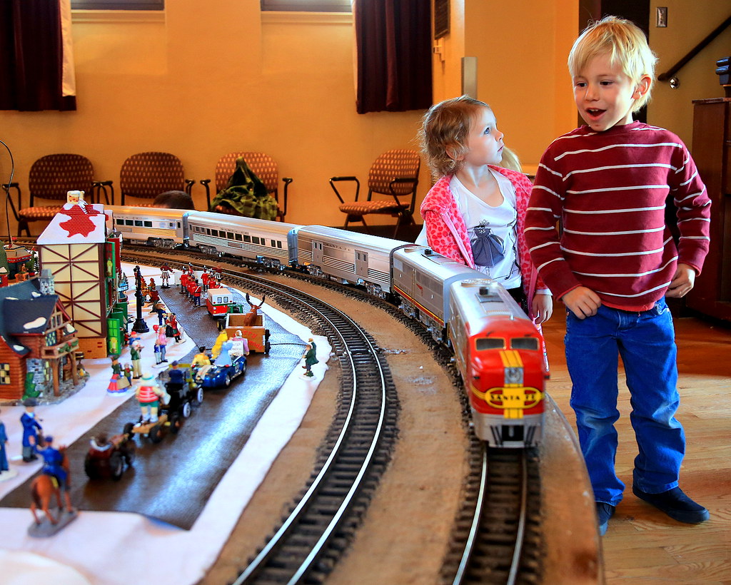 MODEL TRAIN SHOW AT VA | Young and old enjoyed a model train 