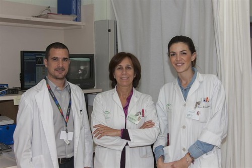 María José Ortiz, en el centro, con compañeros/as del Hospital.